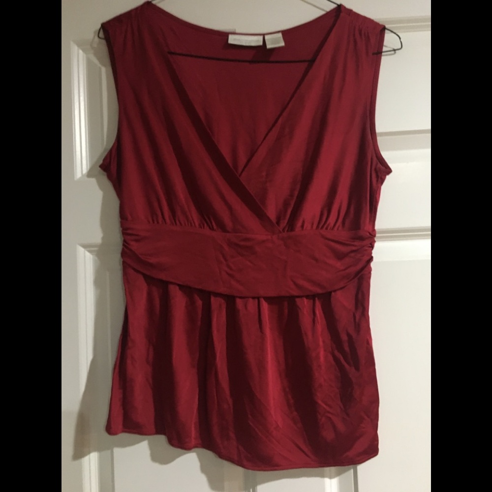 Sleeveless v-neck top